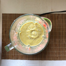 Recuerda que mientras más chiles la salsa verá más verde y picosa, mezcla muy bien, esto es al gusto. Agrega la cantidad de chile que quieras a la salsa de jitomate. S 20935 1579285064