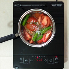 Agrega a la olla los 250 ml. de agua junto con los jitomates, el chile serrano así como la sal y el orégano, debe de usarse muy poca agua para que la salsa quede espesa y con buen sabor. S 20939 1580094274