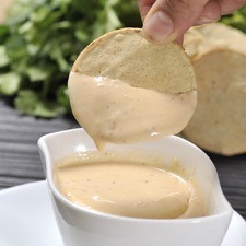 Servir tibio o frío acompañado con galletas saladas o tostadas.