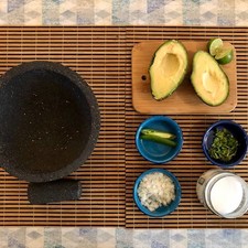 Prepara todos los ingredientes, pica finamente la cebolla, lava y desinfecta el cilantro y desvena el chile. En caso de no tener molcajete con un pequeño plato hondo o bowl con un tenedor.