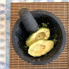 Mezcla el aguacate, en caso de ser complicado ayúdate sosteniéndolos con un tenedor.