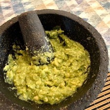 Por último añade el limón y disfruta el guacamole como guarnición. ¡Próximamente habrá más variedades con frutas!