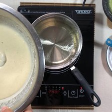 Prepara el sartén con aceite muy caliente, ve agregando de poco a poco los camarones al capeado y colócalos en el sartén.