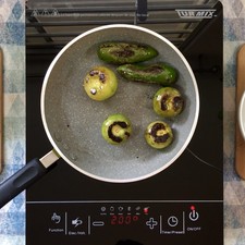Tatema todos los vegetales, el ajo, chiles y tomate hasta que estén bien asados y suaves.