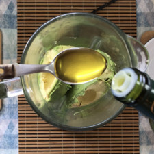 Agrega en la licuadora lo tatemado, el aceite de oliva, la sal y el aguacate, licua en intervalos revolviendo con un tenedor ya que por se atorarán algunos ingredientes por el espesor de la salsa.