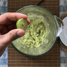 Antes de servir añade el jugo de un limón y mezcla nuevamente.