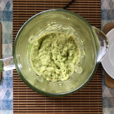 Retira la salsa o guacamole de la licuadora