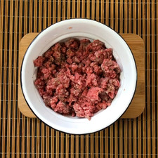Comenzamos preparando la carne, sazónala con la sal, pimienta y la pizca de orégano.