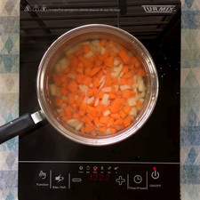 Calienta una olla y coloca las papas y zanahorias durante 10 minutos a fuego alto, déjalas reposando por 5 minutos sin excederse para que no se deshagan al mezclarlas con la carne.