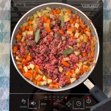 Agrega la carne molida, mezcla todo y añade las hojas de laurel.