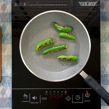 Tatema o asa los chiles serranos en un sartén durante 15 minutos.