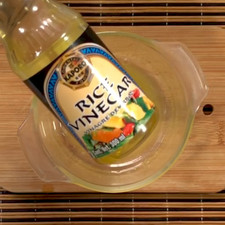 Añade el de vinagre de arroz.