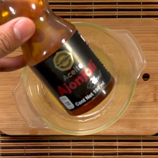 Añade el aceite de ajonjolí. Este paso es opcional, me gusta la consistencia aceitosa de la salsa.