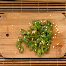 Corta los chiles en pequeñas rebanadas.