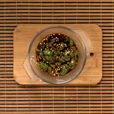 Añada 3 cucharadas de soya. Guarda la salsa durante 1 hora en el refrigerador para que los chiles se curtan en la salsa, mientras más tiempo mejor.
