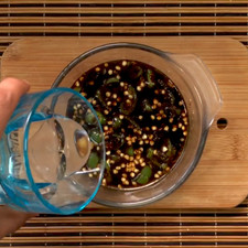 Al final añade el cuarto de taza de soya y de agua para diluirla, disfruta la salsa.
