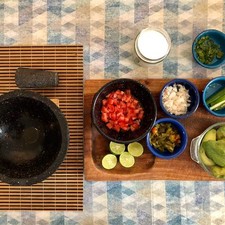Prepara todos los ingredientes, pica finamente la cebolla y el jitomate, lava y desinfecta el cilantro y desvena el chile. En caso de no tener molcajete con un pequeño plato hondo o bowl.