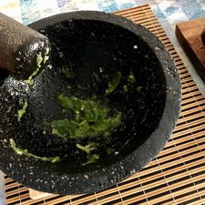 Agrega el agua, coloca la sal y el chile serrano, comienza a mezclar los ingredientes.