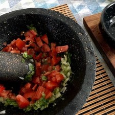 Añade la cebolla, el cilantro y el jitomate.