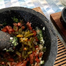 Una vez molcajeteados los ingredientes añade los chiles jalapeños.