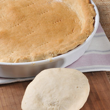 Precalentar el horno y hornear a 350°F(180°C ) Durante 25 minutos o hasta que esté dorada. Si vas a preparar un pay o quiche que requiere cocción, coloca los ingredientes sobre el molde con la masa cruda antes de hornearla.