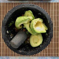 Mezcla el aguacate, en caso de ser complicado ayúdate sosteniéndolos con un tenedor.