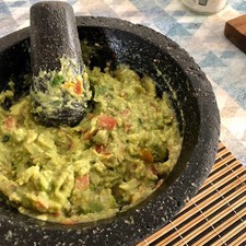 Por último añade el limón y disfruta el guacamole como guarnición, próximamente habrá más variedades.