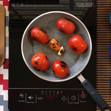 Tatema por 40 minutos con un poco de aceite los jitomates, el ajo y chile habanero, cuida que en ningún momento se rompa el chile.