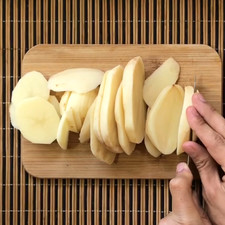 Corta las papas en rebanadas del grosor de tu dedo meñique, puedes dejarlas sin pelar.