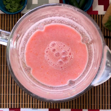 Para hacer la salsa licua en crudo el jitomate, la cebolla, 2 cucharaditas de sal y media taza de agua caliente.