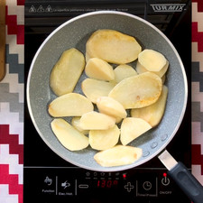 A fuego medio-alto coloca las papas con un poco de aceite, dóralas durante 1 a 3 minutos por cada lado con el sartén tapado y luego retíralas.