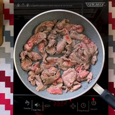 En el mismo sartén coloca el bistec, agrega media cucharadita de pimienta