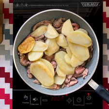 Combina las papas y el bistec, no importa que estén un poco crudo, la salsa terminará de cocer todos los alimentos.