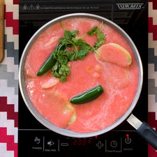 Añade la salsa, añade una pizca de sal, los chiles y el cilantro que tu quieras, nosotros recomendamos unas ramitas como en la imagen.