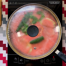 Tapa durante 15 minutos a fuego medio-bajo, la salsa cambiará a un tono naranja-rojizo.