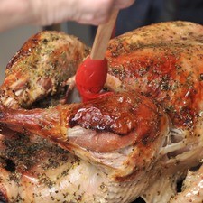 Destaparlo, abrir la bolsa con unas tijeras. Untar la miel de agave con una brocha, continuar horneando destapado durante 30 minutos más. Sacar del horno y rebanar caliente con un cuchillo eléctrico.