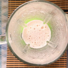 Retirar del agua y del fuego, reposar por 10 minutos, licúa primero el ajo junto con la cebolla, 1/2 taza de agua o caldo de pollo y una pizca de sal.
