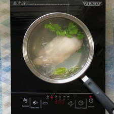 CALDO DE POLLO: Prepara el caldo de pollo a tu gusto, yo utilicé una pechuga de pollo, esperé a que hirviera el agua y añadí el cilantro, tomillo, laurel y 1/2 cucharadita de sal junto con el pollo.