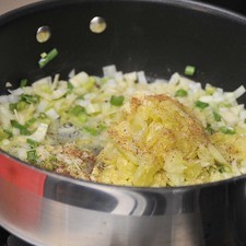 Agregar la pulpa de las calabacitas y dejar cocer 3 a 5 minutos más a fuego lento. Sazonar con sal y nuez moscada.
