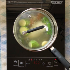 Luego agrega un diente de ajo, la papa, zanahoria y calabacita, deja a fuego medio durante 20 minutos, recomendamos dejar casi tapada la olla.