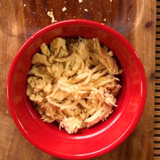 Una vez que esté preparado el pollo, guarda 1/2 taza de caldo y deshebra el pollo, puedes utilizar lo que sobró para una sopa de fideo, la receta la encuentras en el recetario.