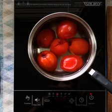 SALSA DE TOMATE: Corta a la mitad los jitomates en 4 partes si separar su base, retira el pedúnculo y colócalos en una olla.