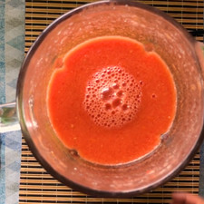 Retirar del agua y del fuego, reposar por 10 minutos, licúa primero el ajo junto con la cebolla, 1/2 taza de caldo de pollo, 1 pizca de orégano y 1/2 cucharadita de sal, luego añade los jitomates y licúa perfectamente.