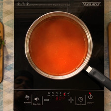 Retira la cebolla y añade la salsa, coloca las ramas del epazote, la pizca de pimienta y 1 cucharadita más de sal, tapa durante 10 minutos a fuego bajo, al final retira la salsa del fuego.