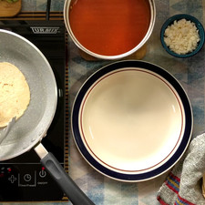ENTOMATADAS: En este último paso necesitarás un sartén, a fuego alto deja calentando un poco de aceite y fríe ambos lados de la tortilla