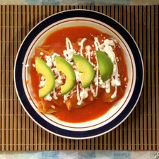 Repite el proceso cuantas entomatadas desees, al final cubre con salsa y agrega los complementos que desees, crema, queso, cebolla, lechuga y aguacate.