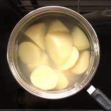 En una olla agrega agua y dejar hervir, cuando ya esté caliente añade las papas y tapa por 10 minutos a fuego medio-alto, sirve para que estén suaves y no usemos tanto aceite.