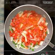 En un sartén con aceite caliente acitrona la cebolla, después poco a poco incorpora los chiles y el jitomate, tapa por 3 minutos a fuego bajo.