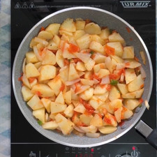 Finalmente incorpora las papas y mezcla todo, añade la sal, pimienta, orégano y tapa durante 3 a 5 minutos a fuego bajo. Si deseas que las papas estén un poco más tostadas/doradas puedes subir a fuego medio.