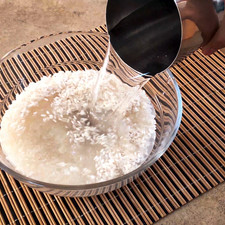 Necesitamos lavar previamente el arroz, remójalo durante 10 minutos en agua tibia.